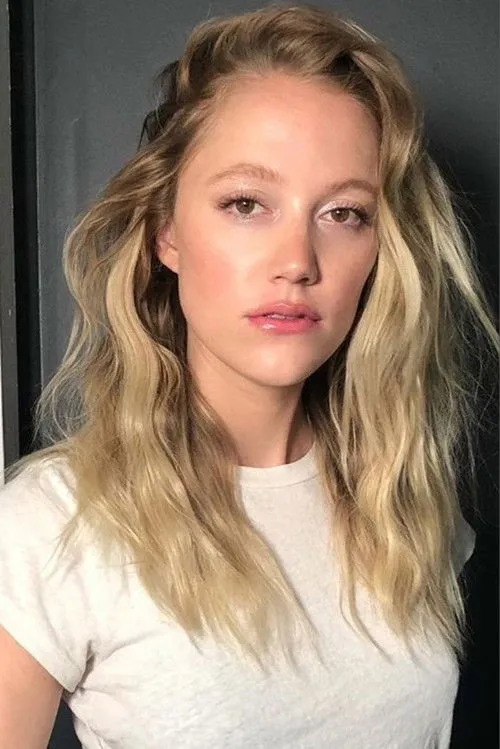 Maika Monroe photo
