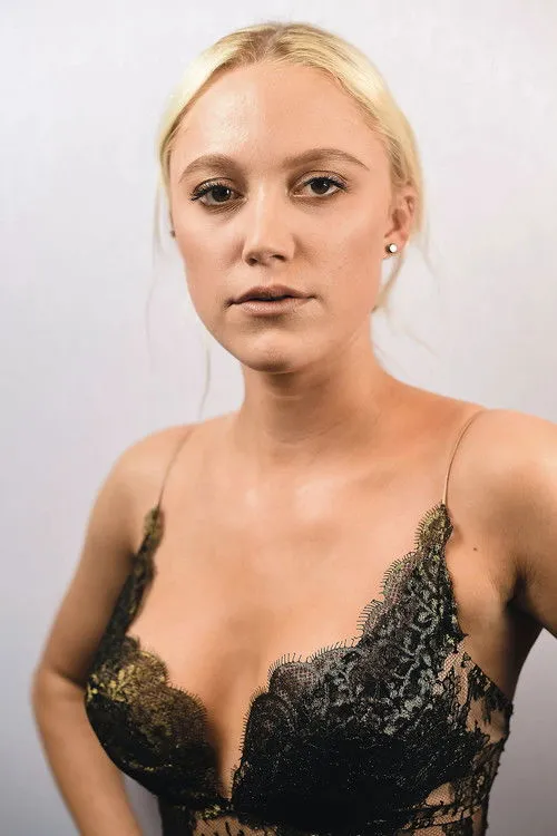 Maika Monroe photo