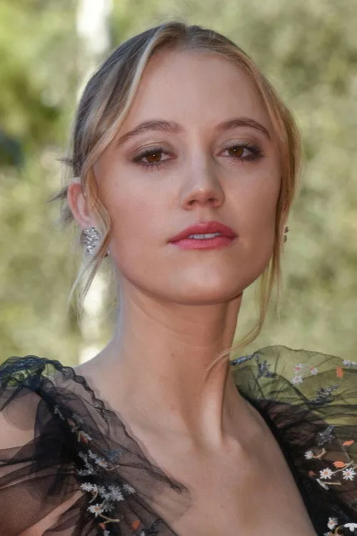 Maika Monroe photo