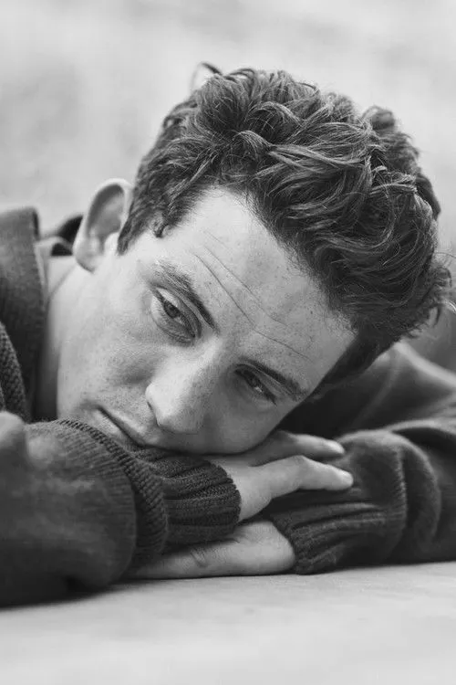 Josh O'Connor photo
