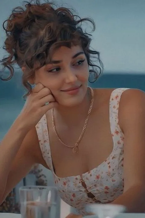 Hande Erçel photo
