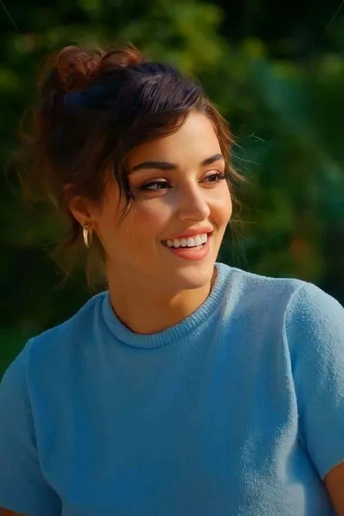 Hande Erçel photo