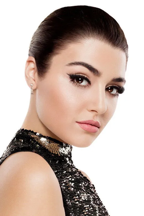 Hande Erçel photo
