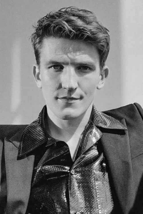 Ewan Mitchell photo