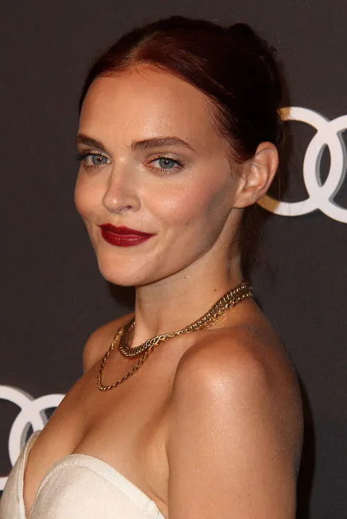 Madeline Brewer photo