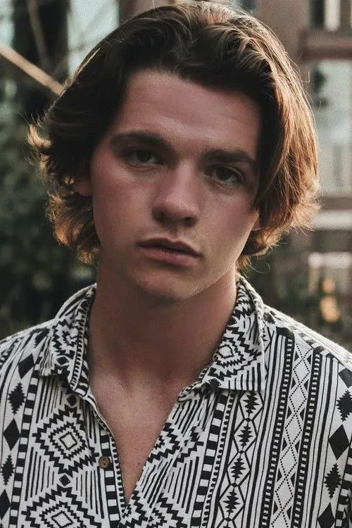 Joel Courtney photo