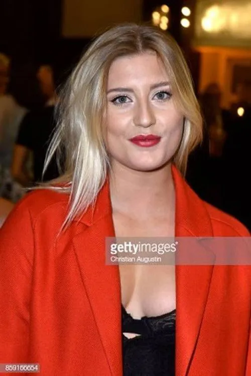 Luna Schweiger photo