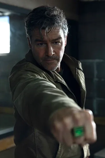 Kyle Chandler photo