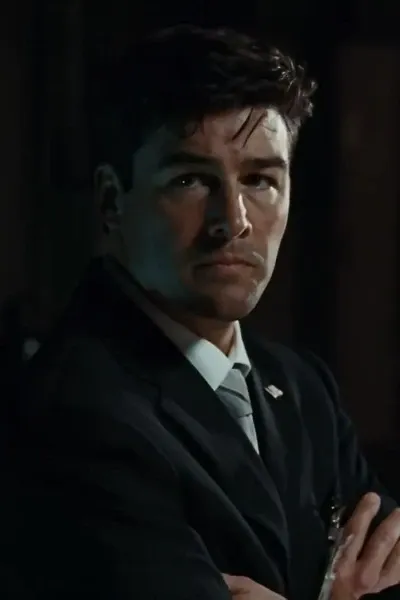 Kyle Chandler photo