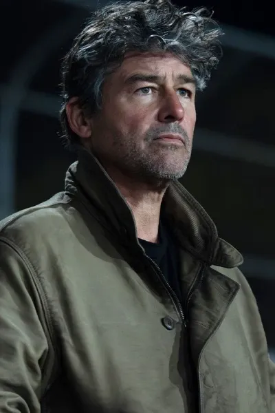 Kyle Chandler photo