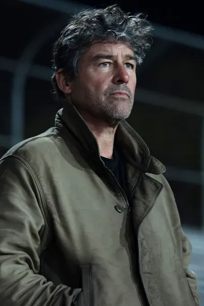 Kyle Chandler photo