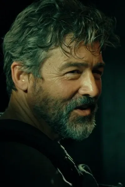 Kyle Chandler photo