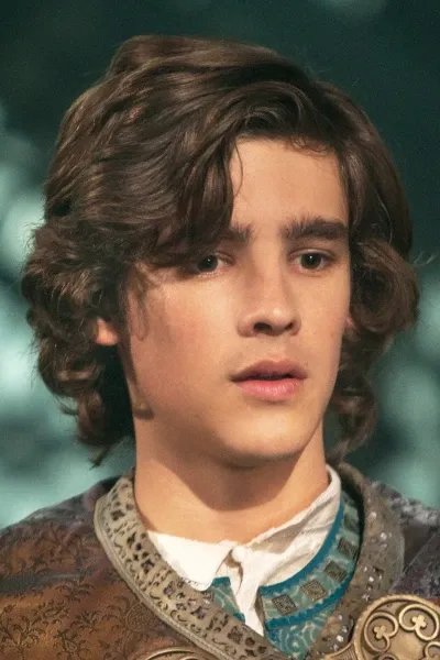 Brenton Thwaites photo