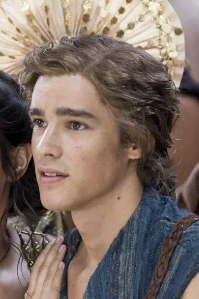 Brenton Thwaites photo