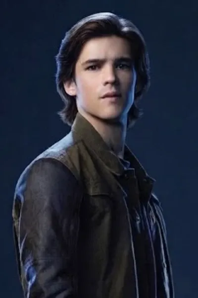 Brenton Thwaites photo