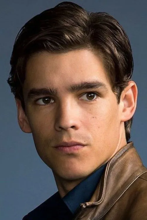 Brenton Thwaites photo
