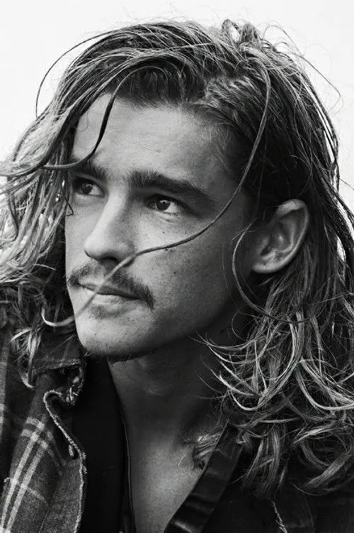 Brenton Thwaites photo