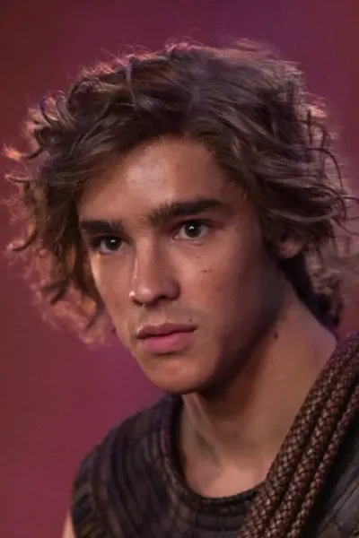 Brenton Thwaites photo