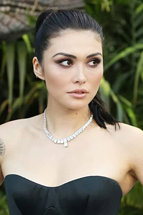 Daniella Pineda photo