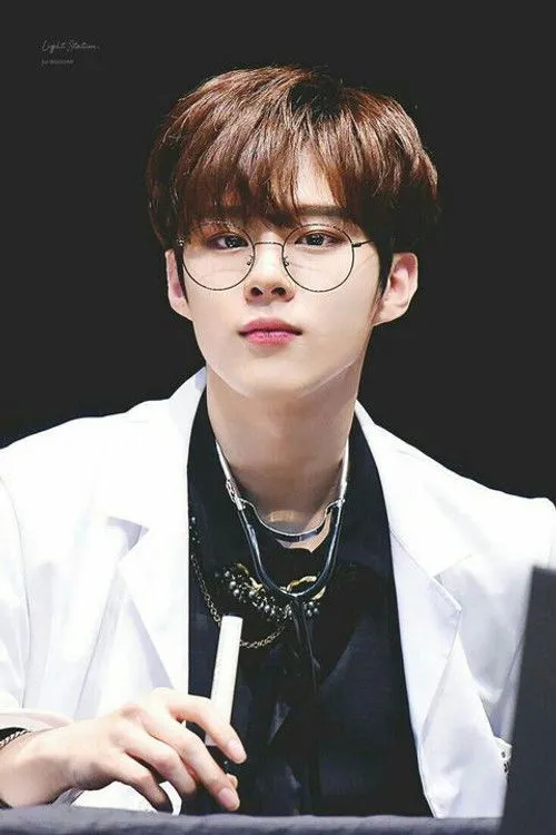 Kim Woo-seok photo