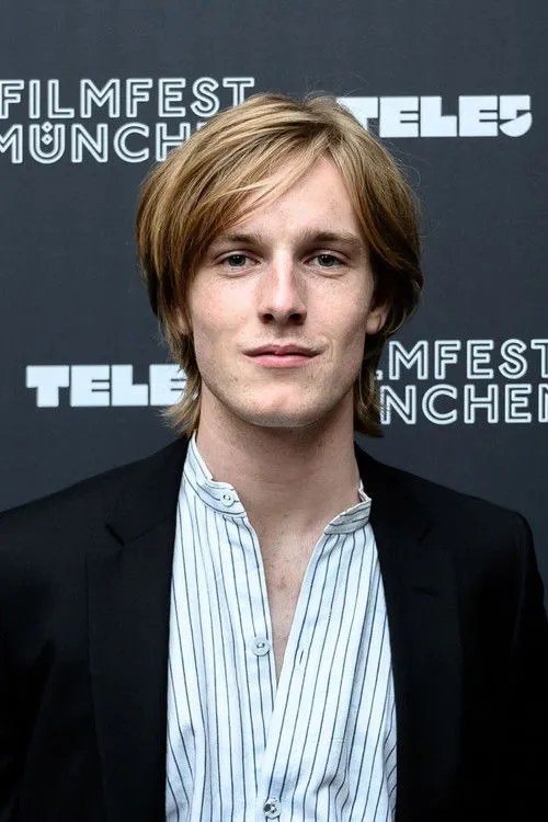 Louis Hofmann photo