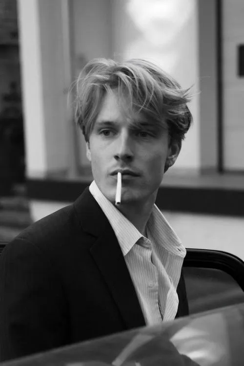 Louis Hofmann photo
