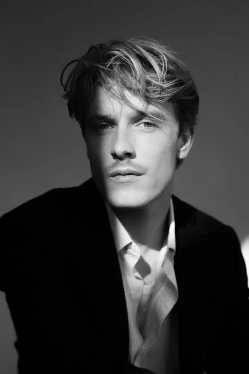 Louis Hofmann photo