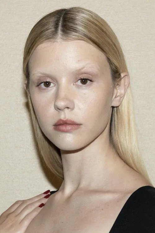 Mia Goth photo