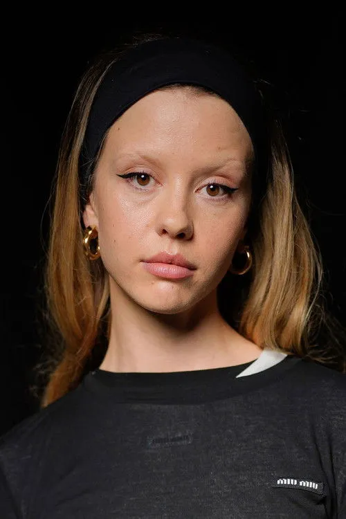 Mia Goth photo