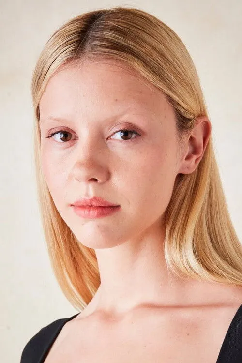 Mia Goth photo
