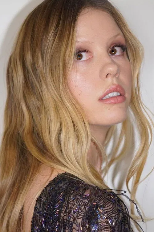 Mia Goth photo