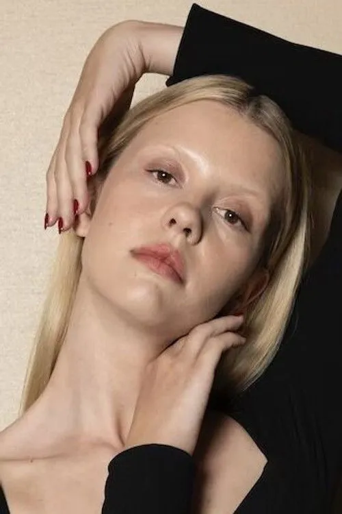 Mia Goth photo