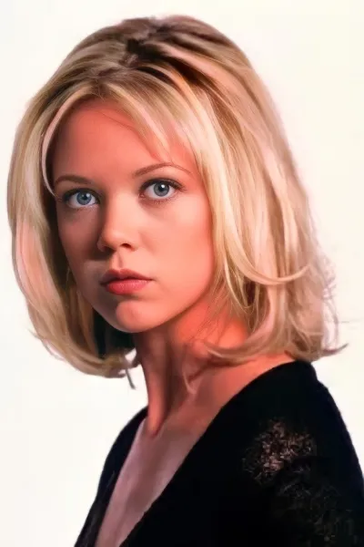 Emily Bergl photo