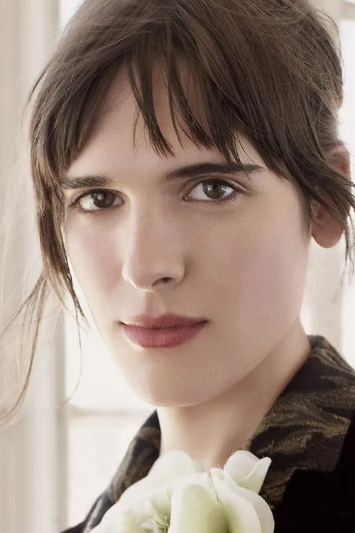 Hari Nef photo