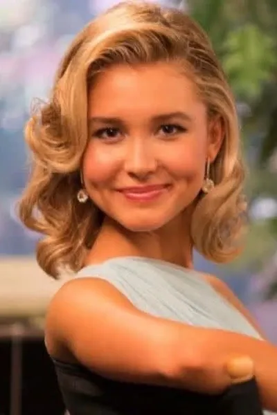 Isabel May photo