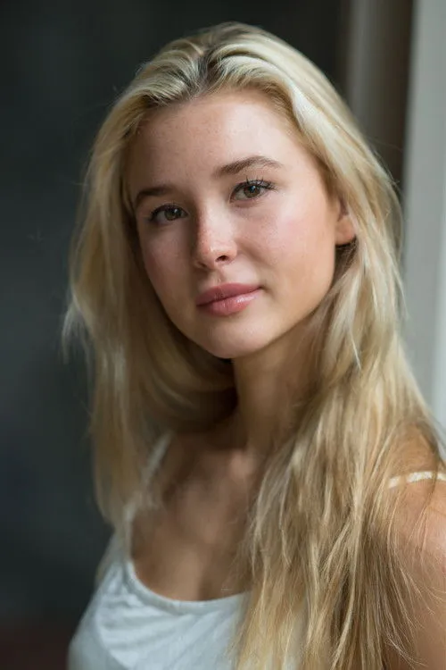Isabel May photo