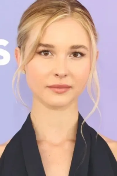 Isabel May photo