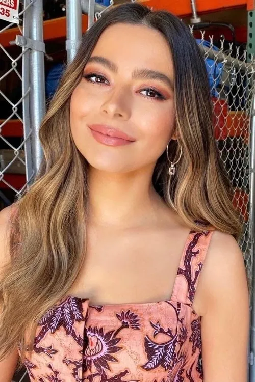 Miranda Cosgrove photo