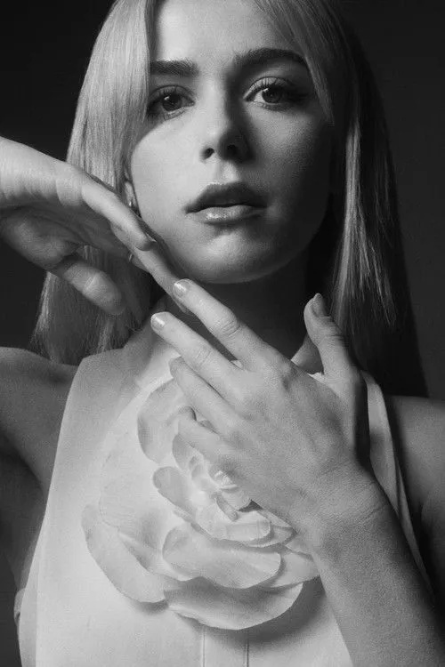Kiernan Shipka photo