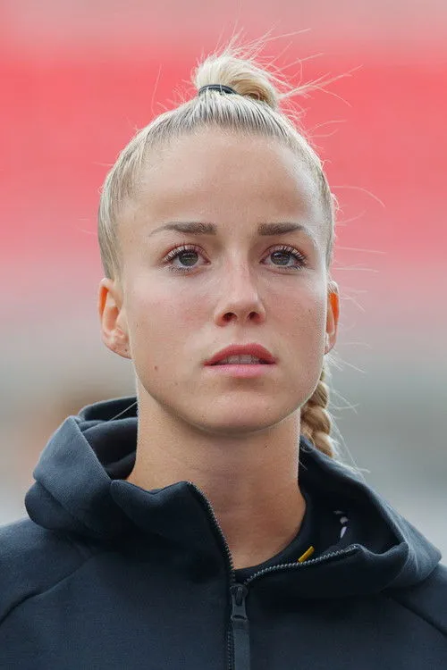Giulia Gwinn photo