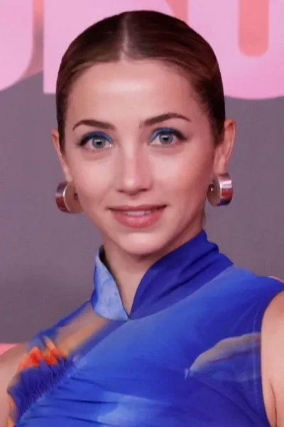 Emily Rudd photo