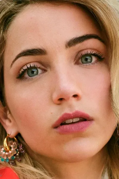 Emily Rudd photo