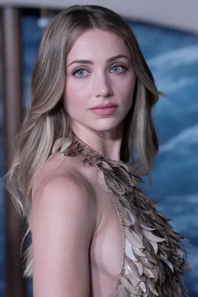 Emily Rudd photo