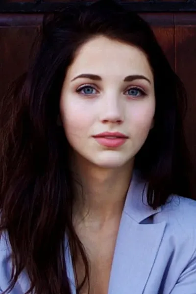 Emily Rudd photo