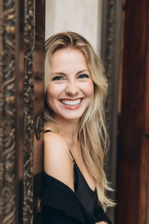 Violet Bennett photo