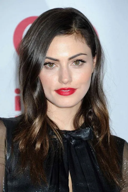Phoebe Tonkin photo