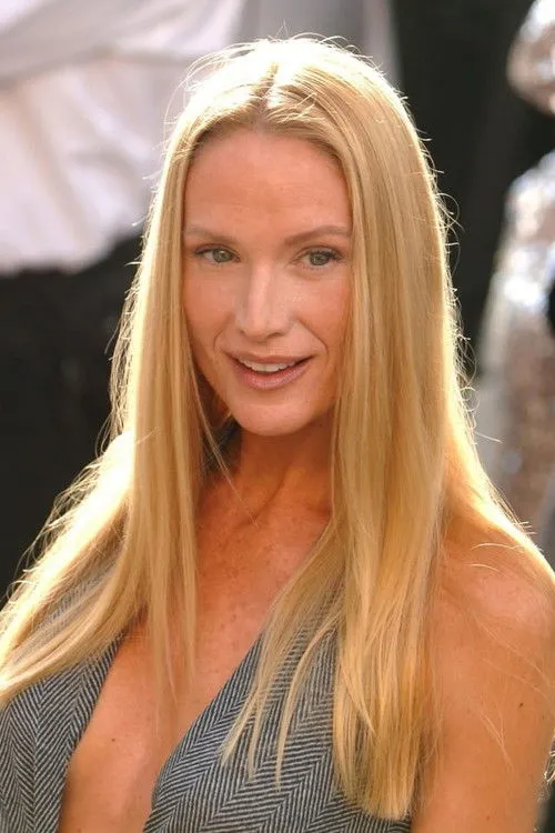 Kelly Lynch photo