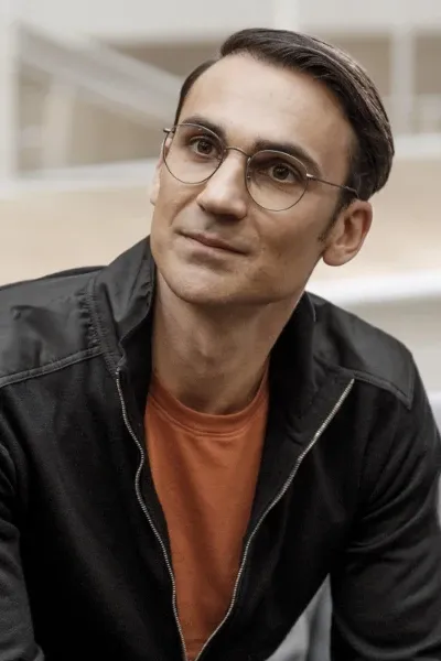 Henry Lloyd-Hughes photo