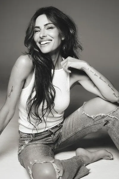 Sarah Shahi photo