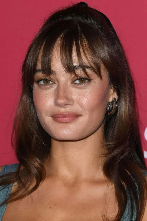 Ella Purnell photo